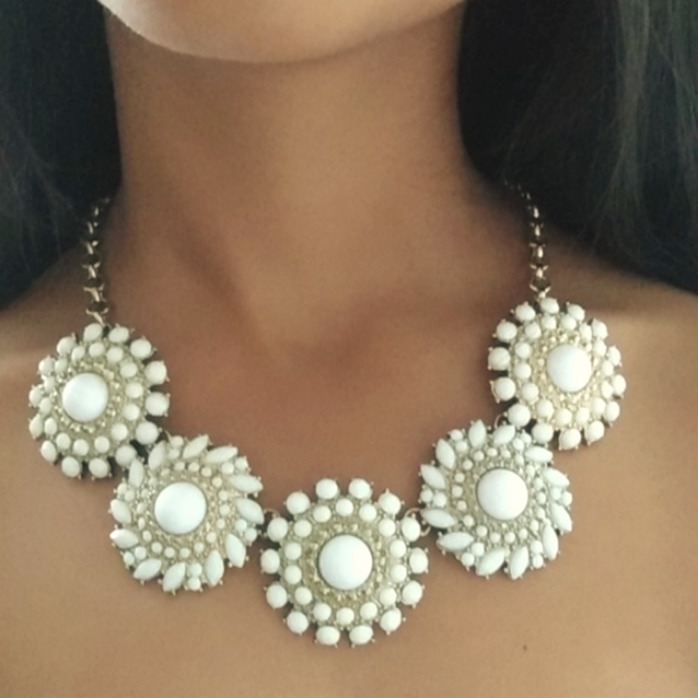 Stunning Choker Necklace in White and Gold